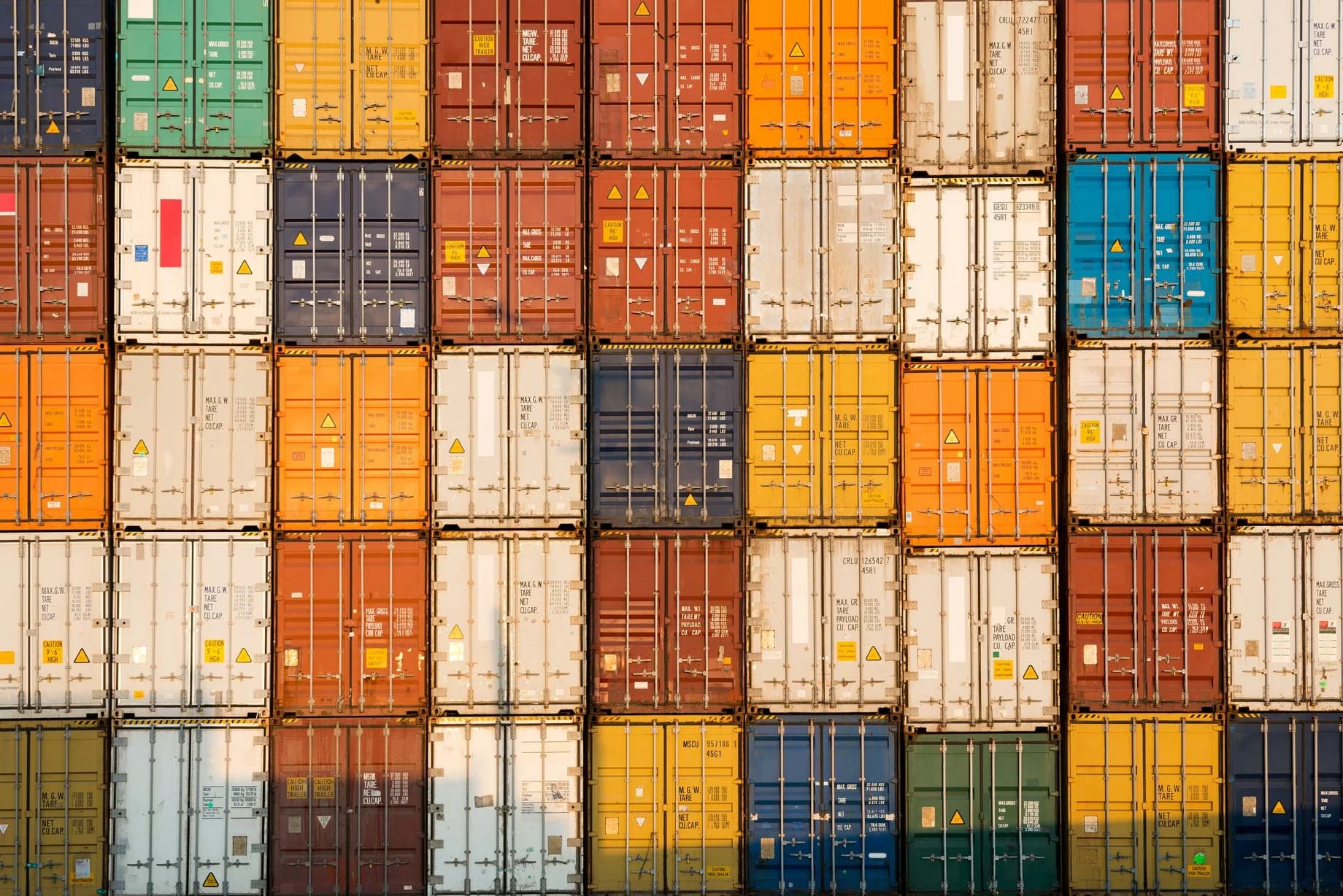 Gestapelte, bunte Seefracht-Container