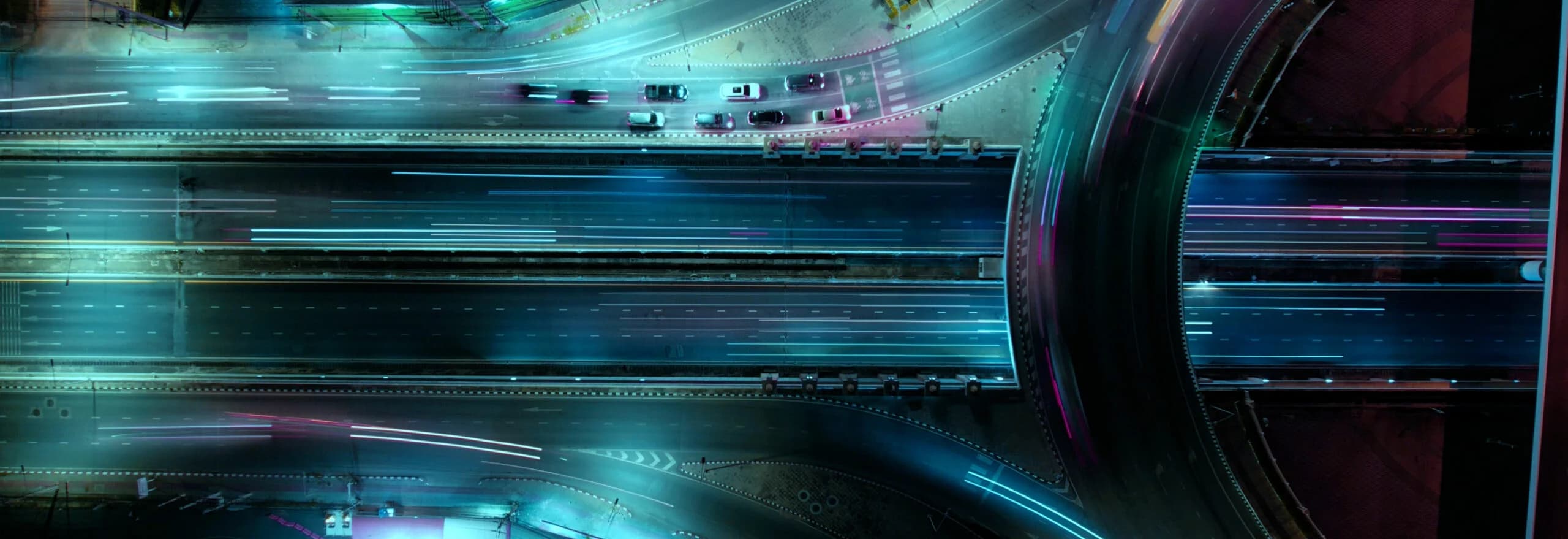 Nächtlicher Highway mit Lichtspuren in Langzeitbelichtung