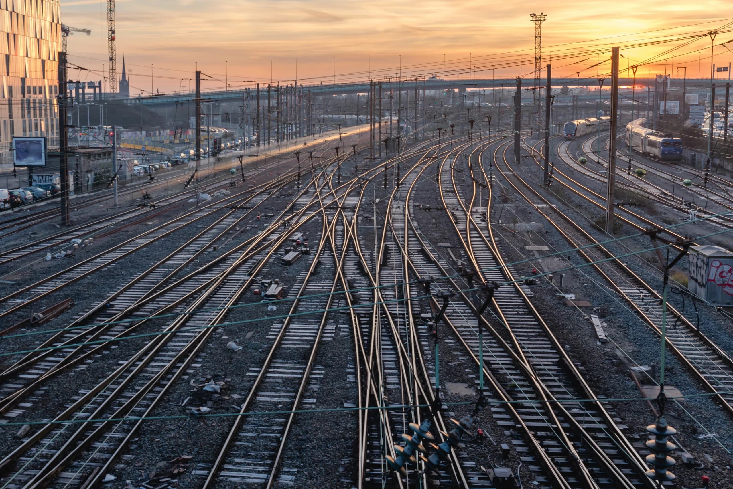 Schienennetz von oben im Abendlicht