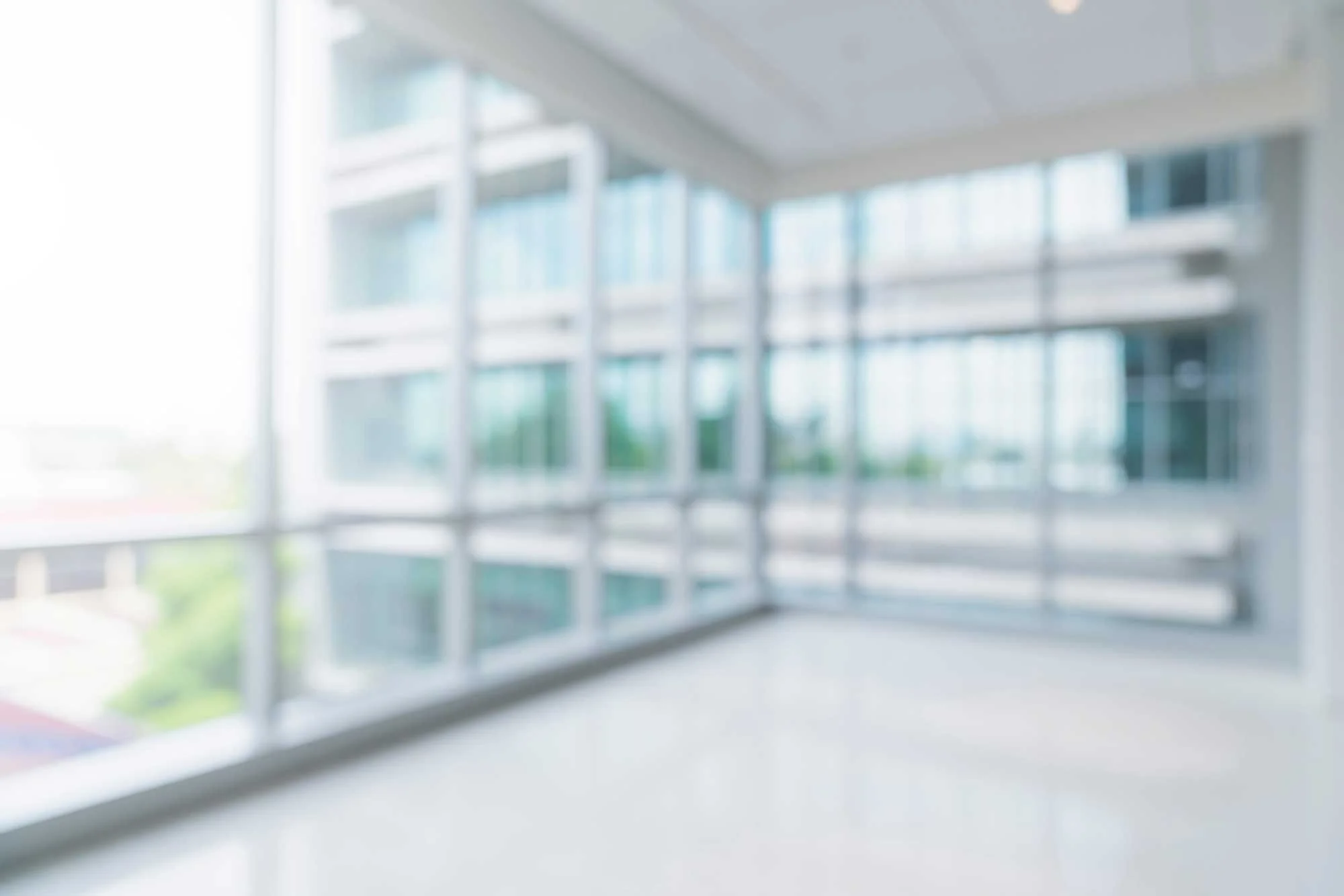 Unscharfer Klinikflur mit Fensterlicht