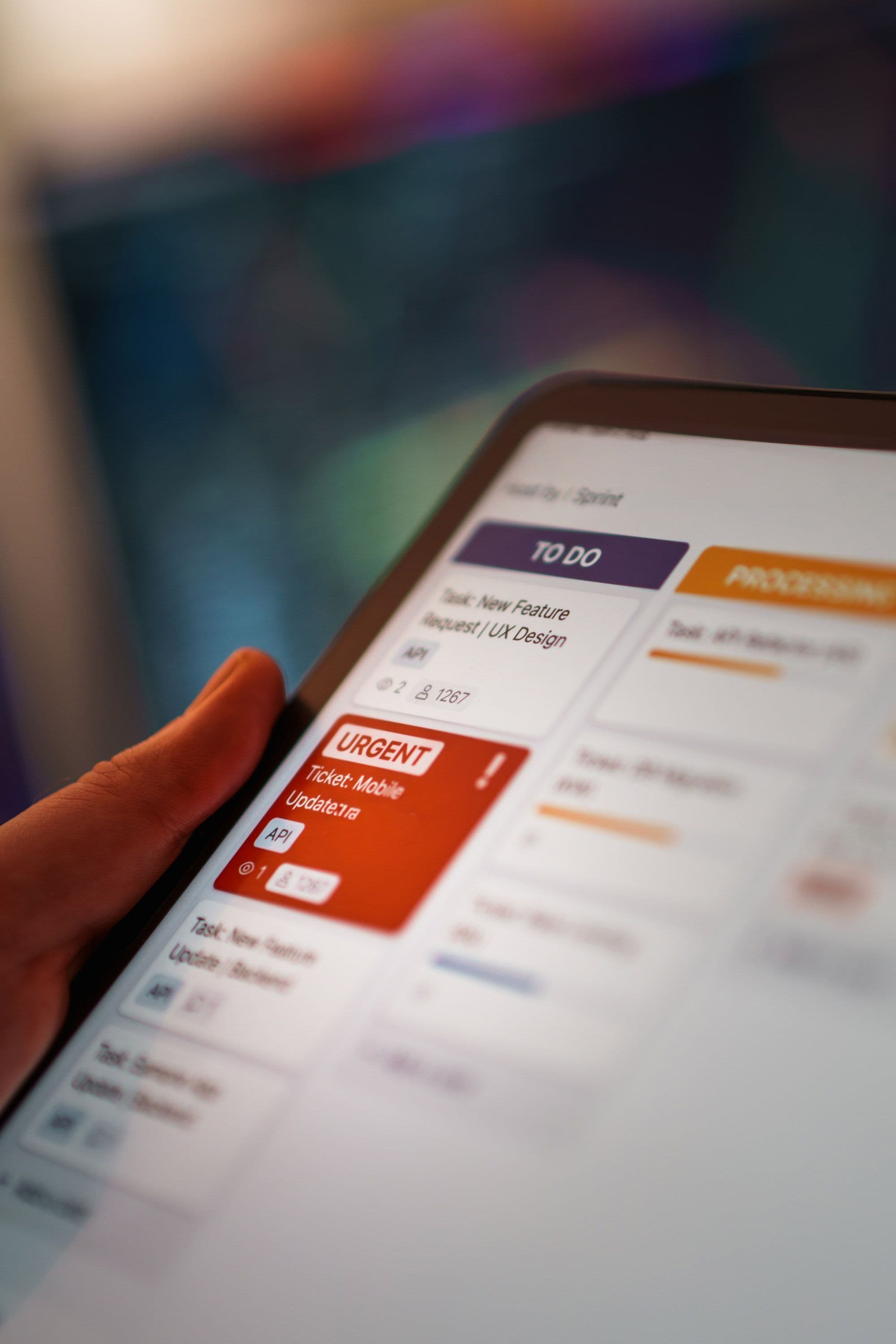 Tablet mit einem Kanban-Board aus To-do-, In-Bearbeitung- und Urgent-Tickets