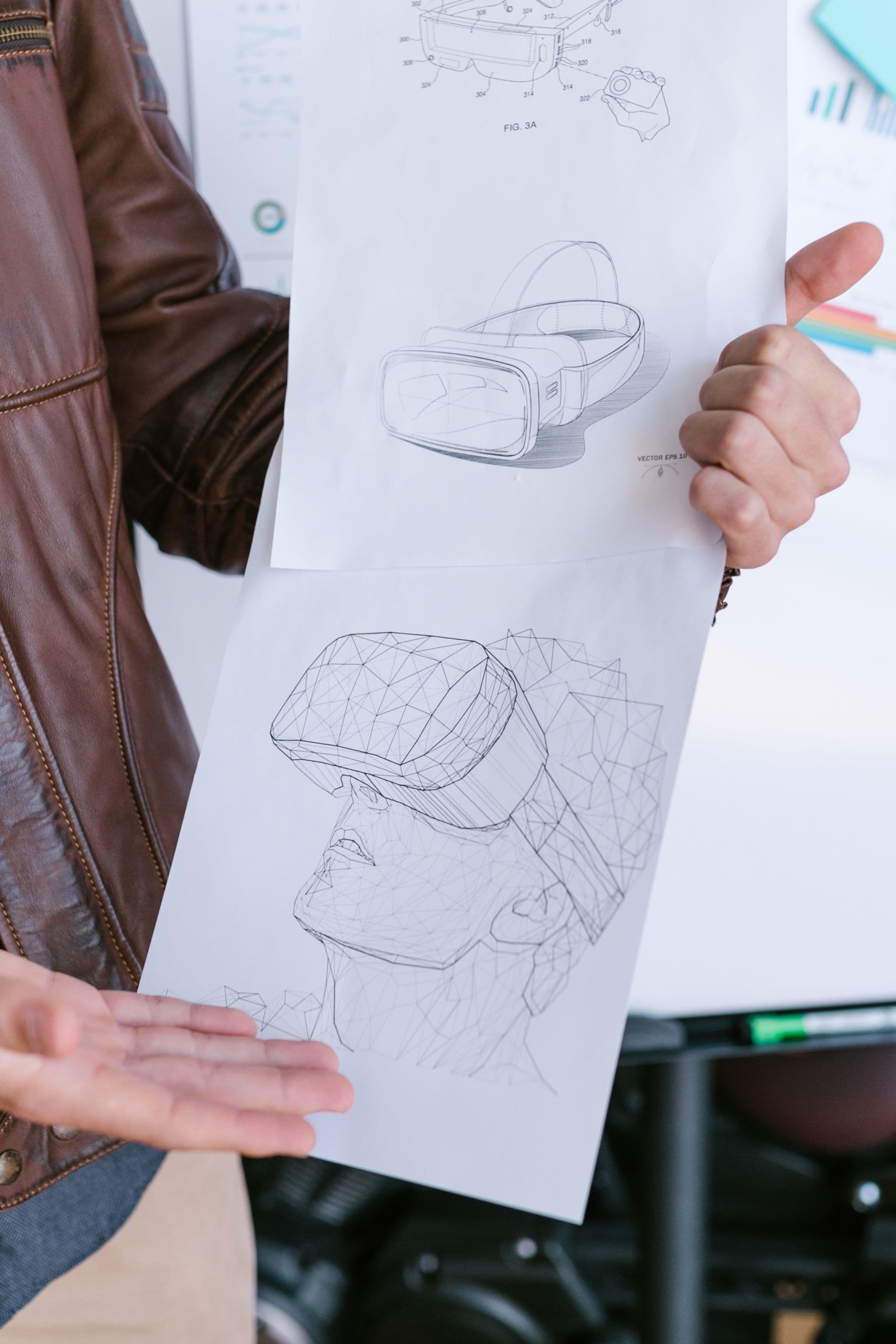 Person hält technische Konstruktionszeichnungen eines VR-Headsets in der Hand