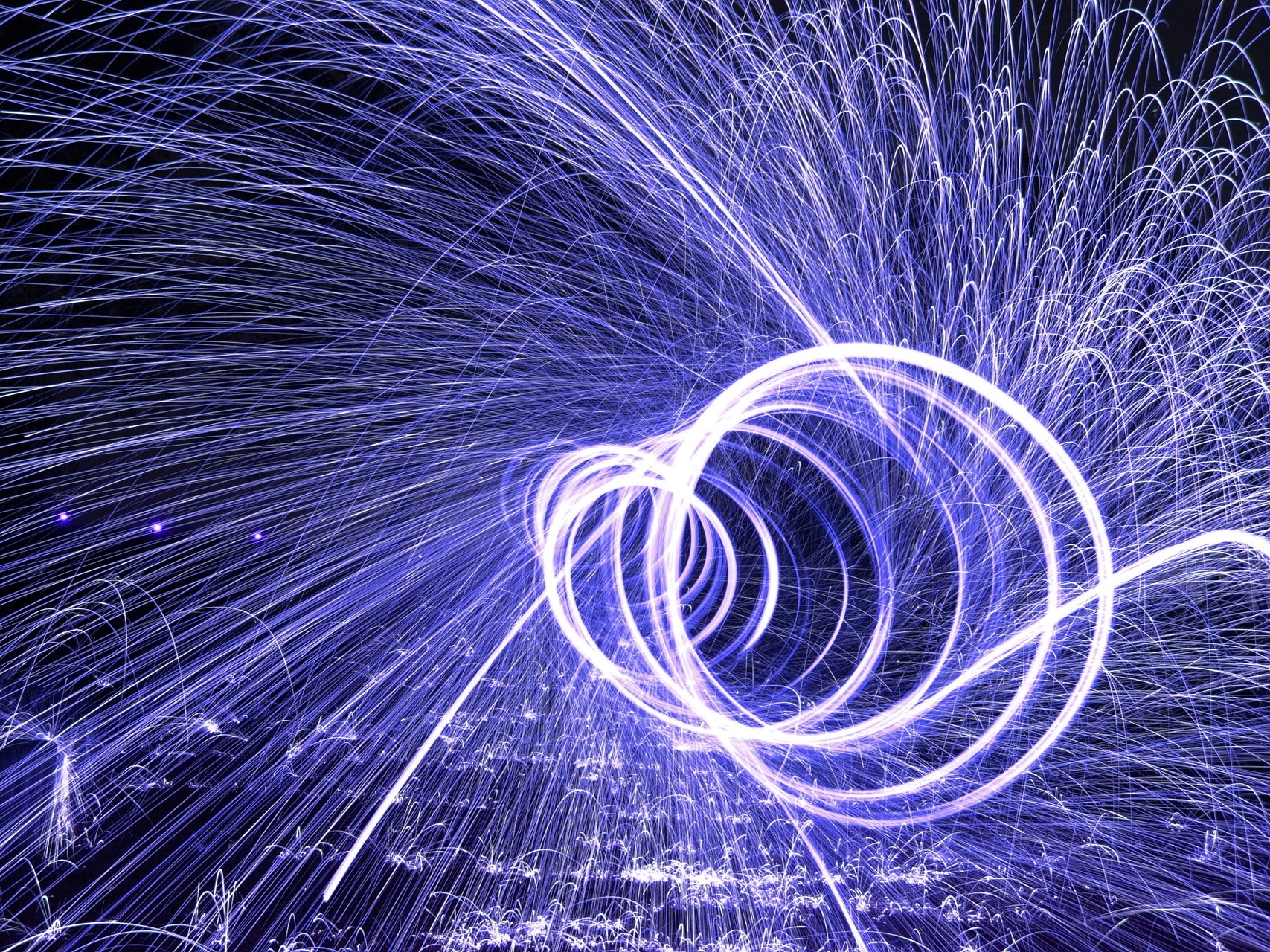 Es ist eine Röhre mit blauen Lichtern zu sehen, die ein Portal darstellen soll