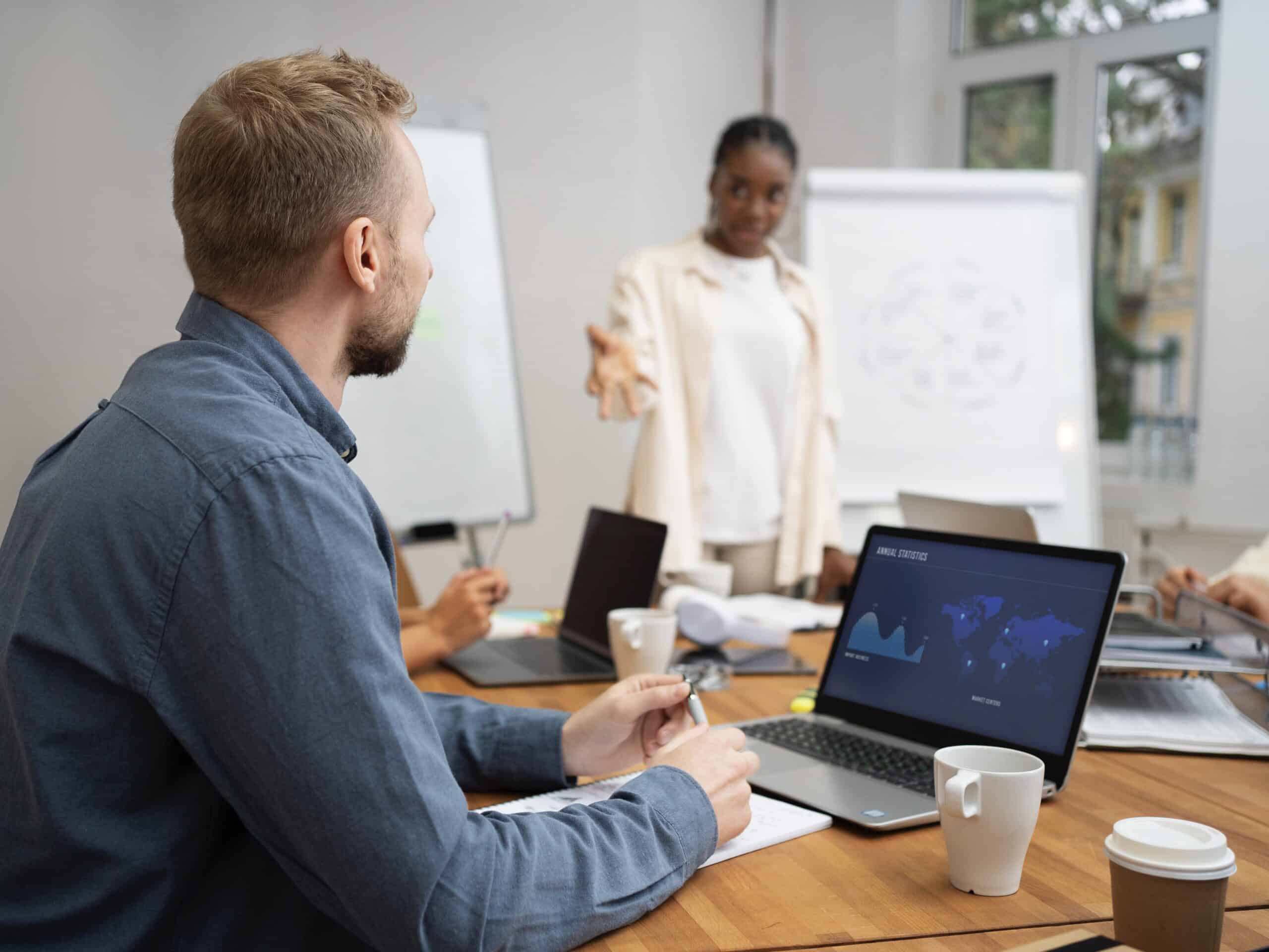 lifestyle-people-office Es wird ein großes Schienennetz gezeigt, während die Sonne im Hintergrund gerade untergeht. Die Verzweigungen stehen für das Datennetz